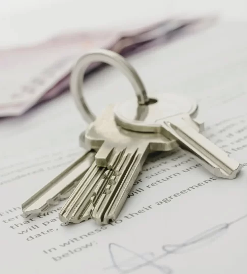 keys-on-contract-close-up-with-pen